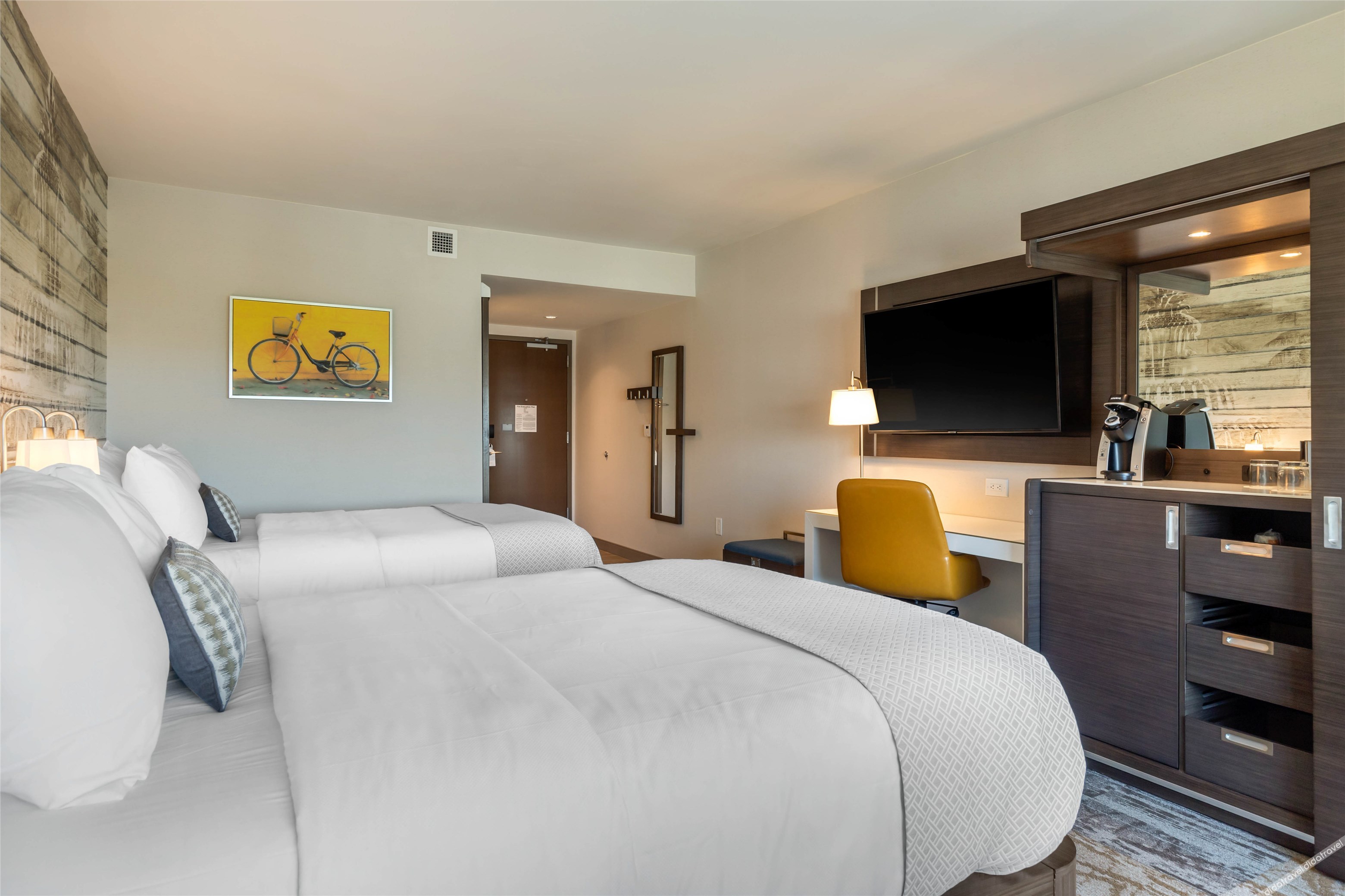 DoubleTree by Hilton Charleston Riverview - Tap to explore photos