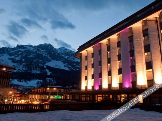 Hotel Alaska Cortina image 1