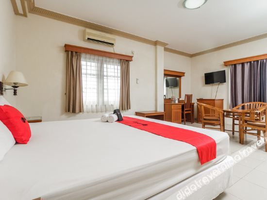 RedDoorz Plus Near Taman Siring photo 2