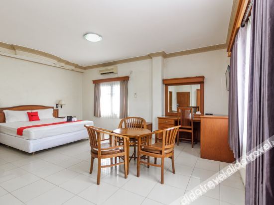 RedDoorz Plus Near Taman Siring photo 4