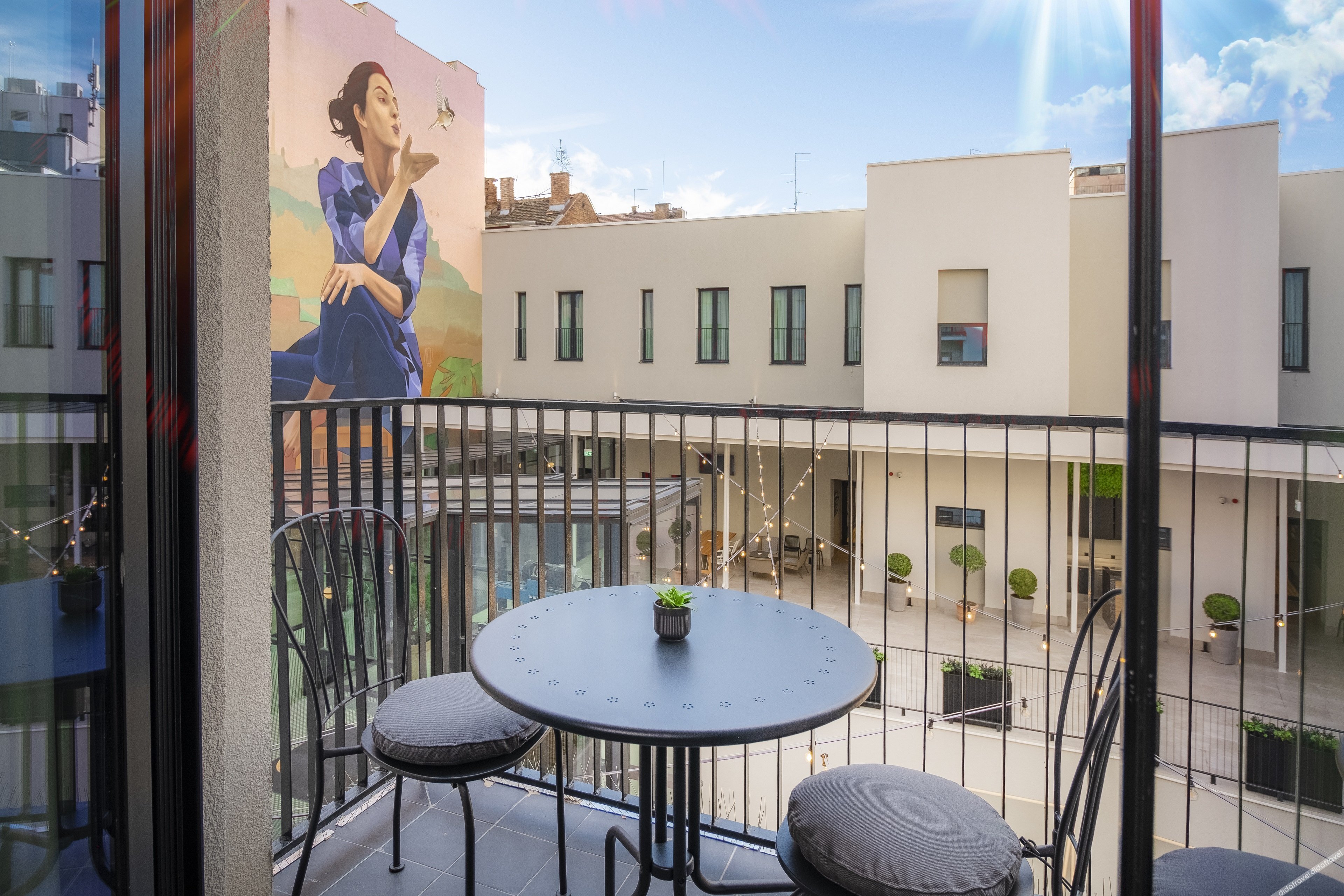 带阳台的高级大床房