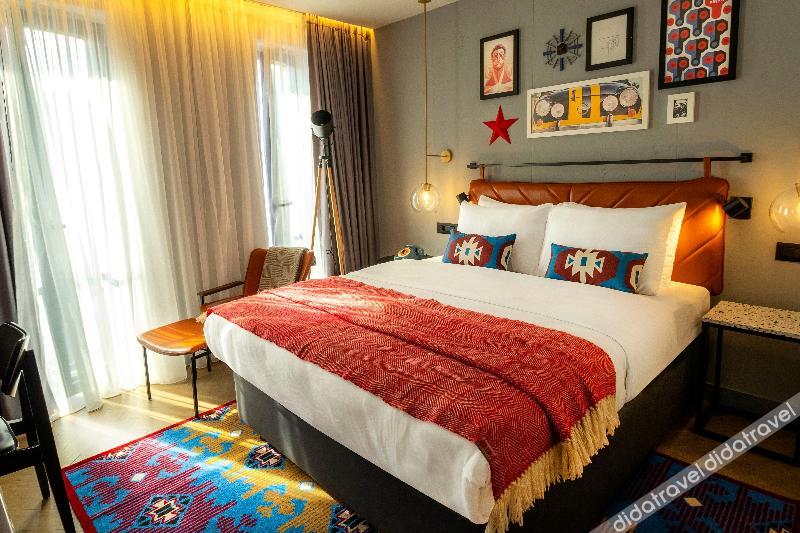 带阳台的高级大床房