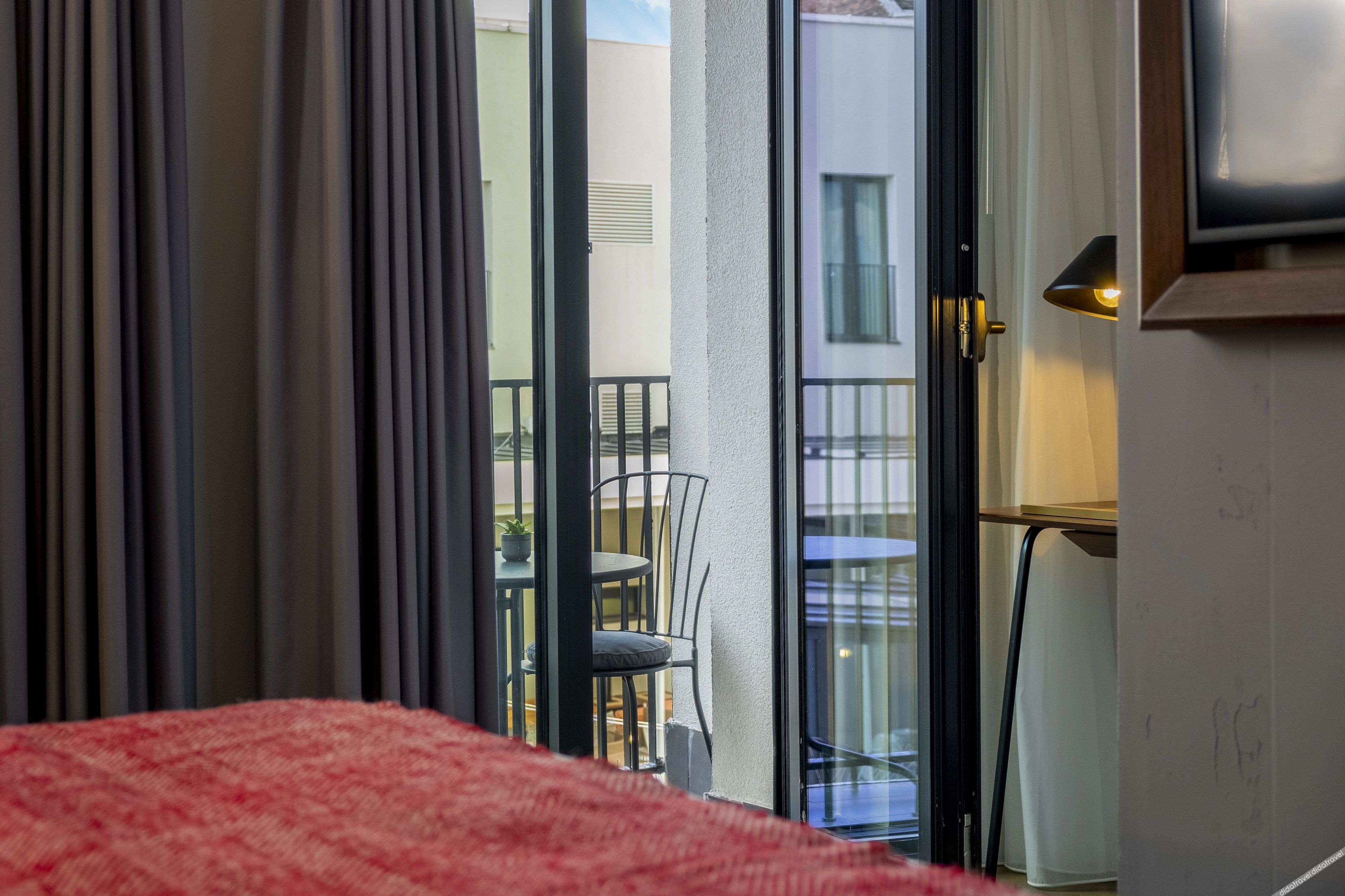 带阳台的高级大床房