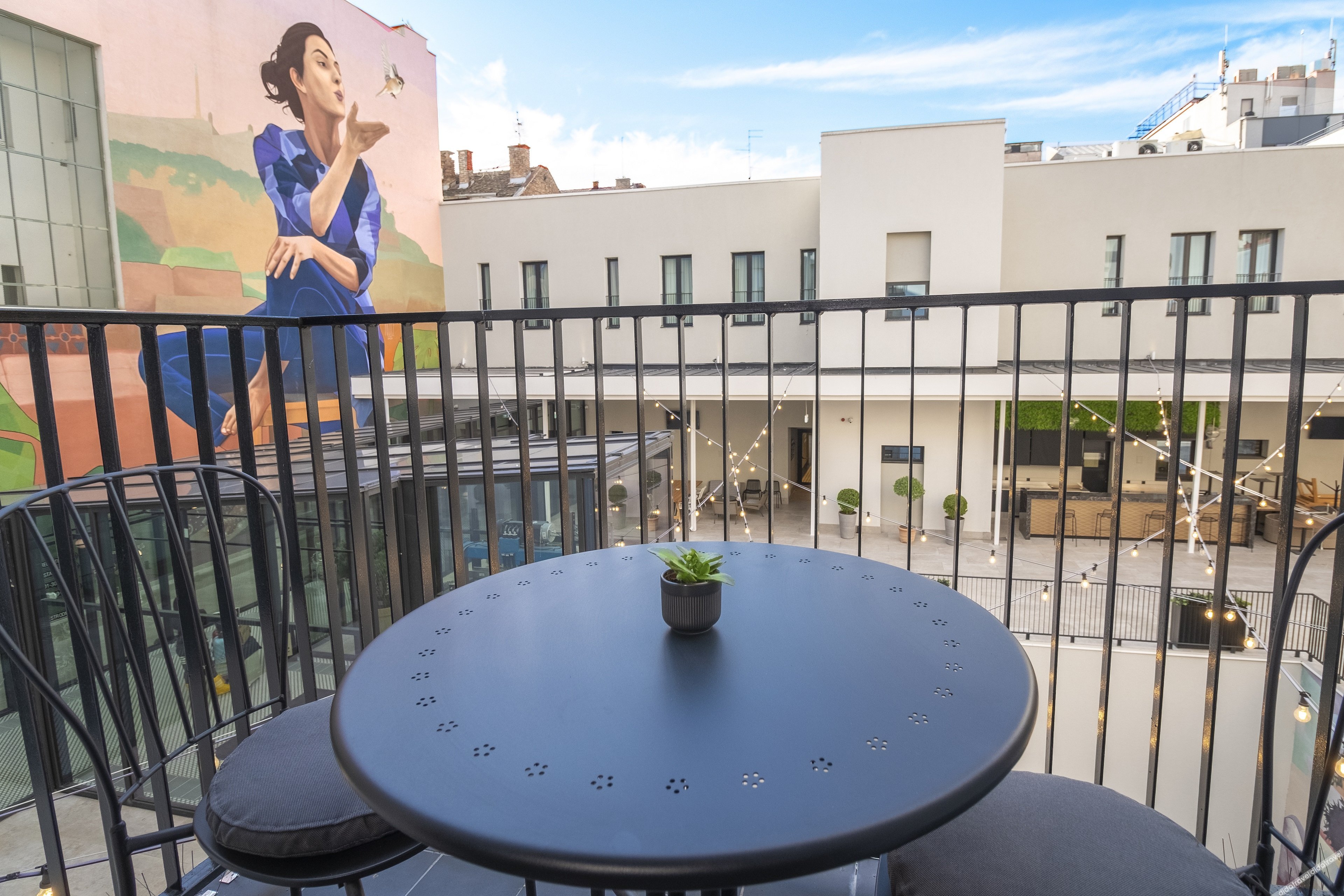 带阳台的高级大床房