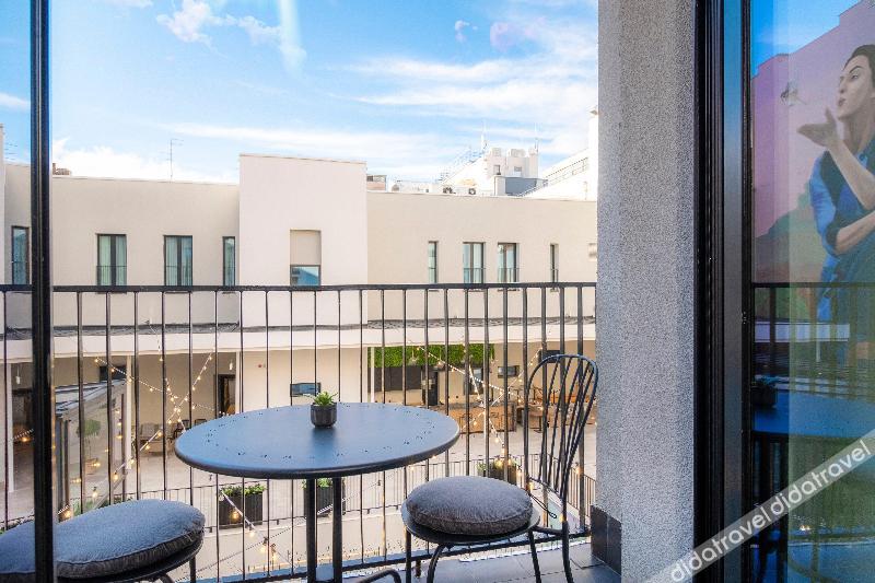 带阳台的高级大床房