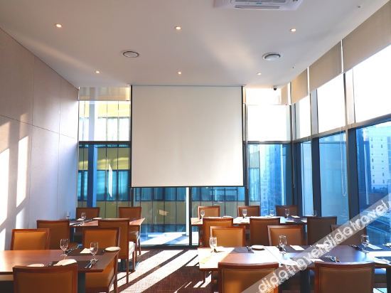 Dining or Meeting Rooms