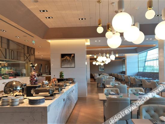 Dining or Meeting Rooms