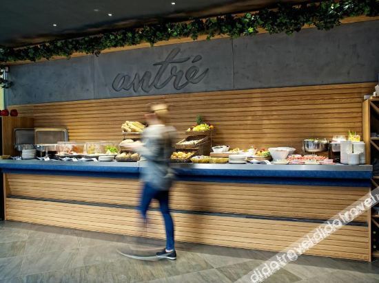 Dining or Meeting Rooms