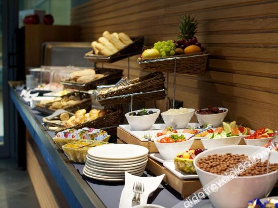 Dining or Meeting Rooms