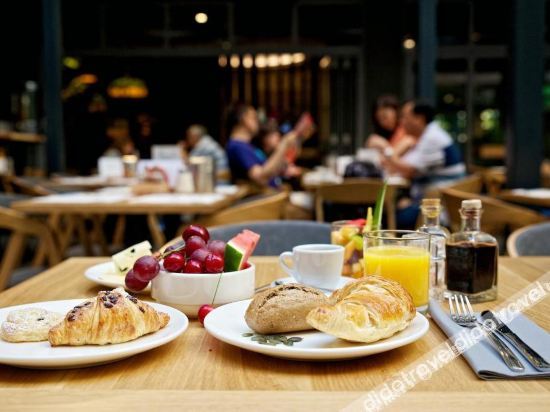 Dining or Meeting Rooms