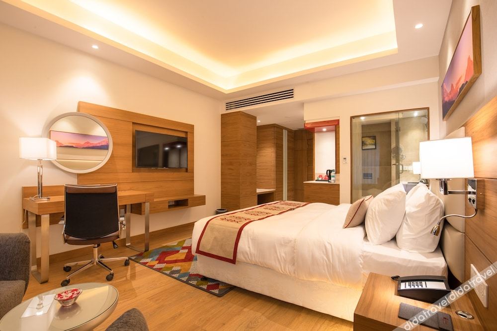 1张特大床，豪华房，城市景观，阳台，无烟