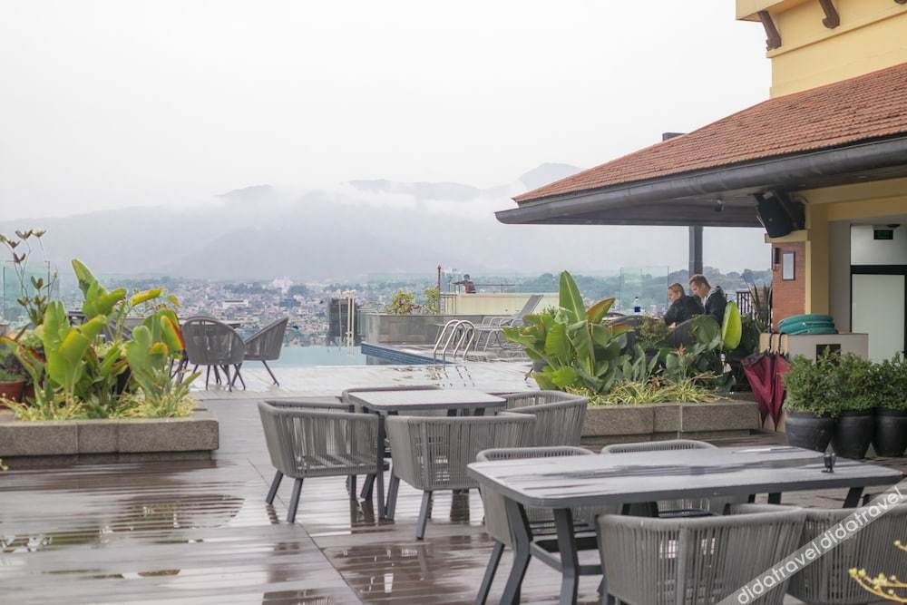 2张单人床，豪华房，城市景观，阳台，无烟