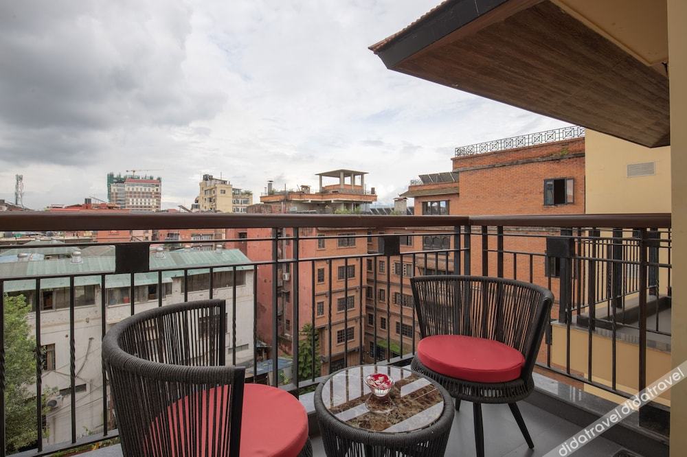 1张特大床，豪华房，城市景观，阳台，无烟