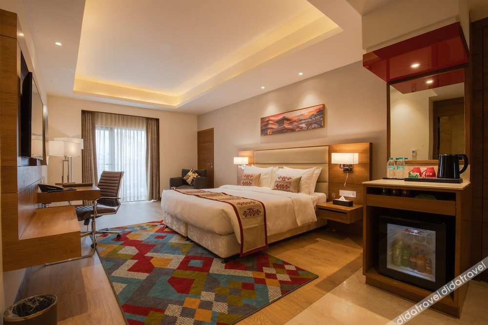 1张特大床，豪华房，城市景观，阳台，无烟