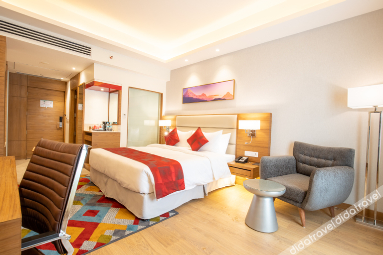 1张特大床，豪华房，城市景观，阳台，无烟