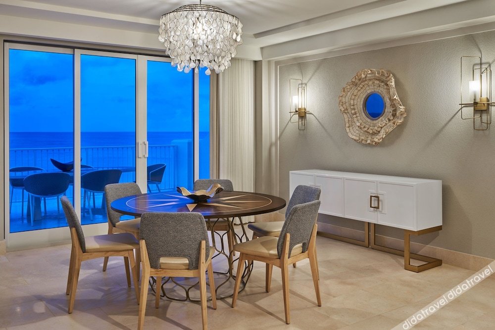 海滨一卧室特大床约翰雅各布阿斯特套房（带阳台）