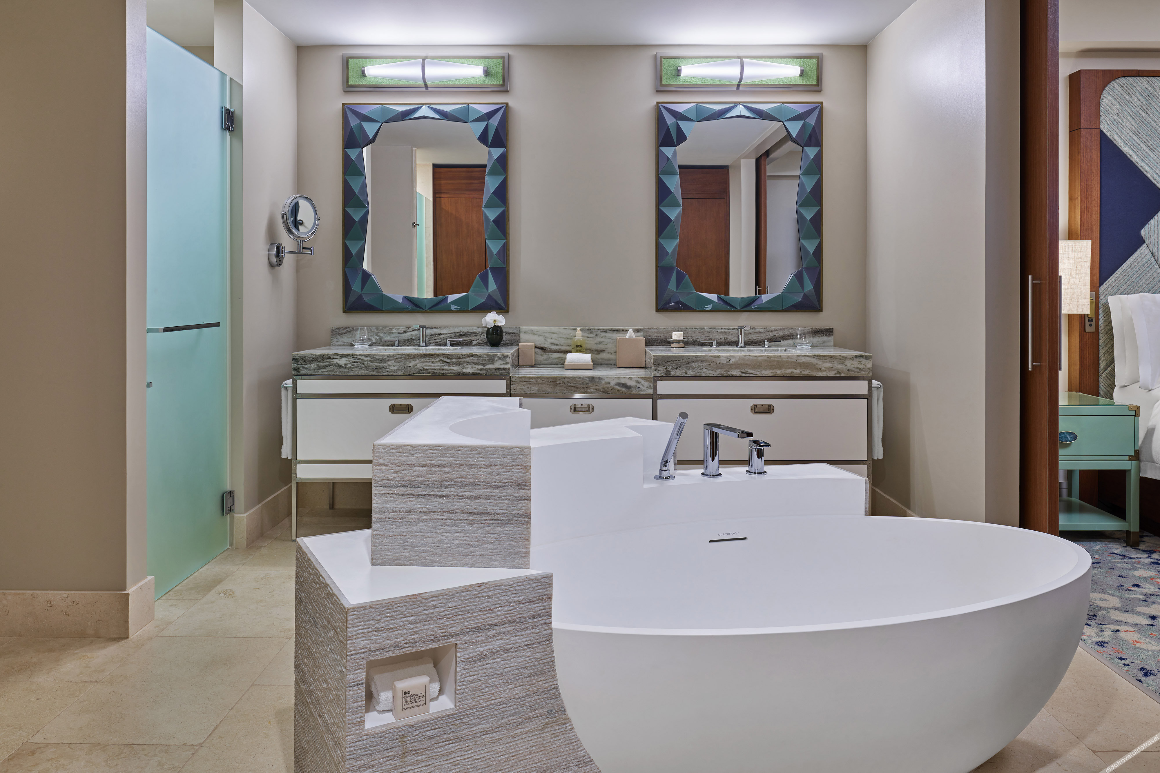 特大床间 - 带阳台 - 部分景观