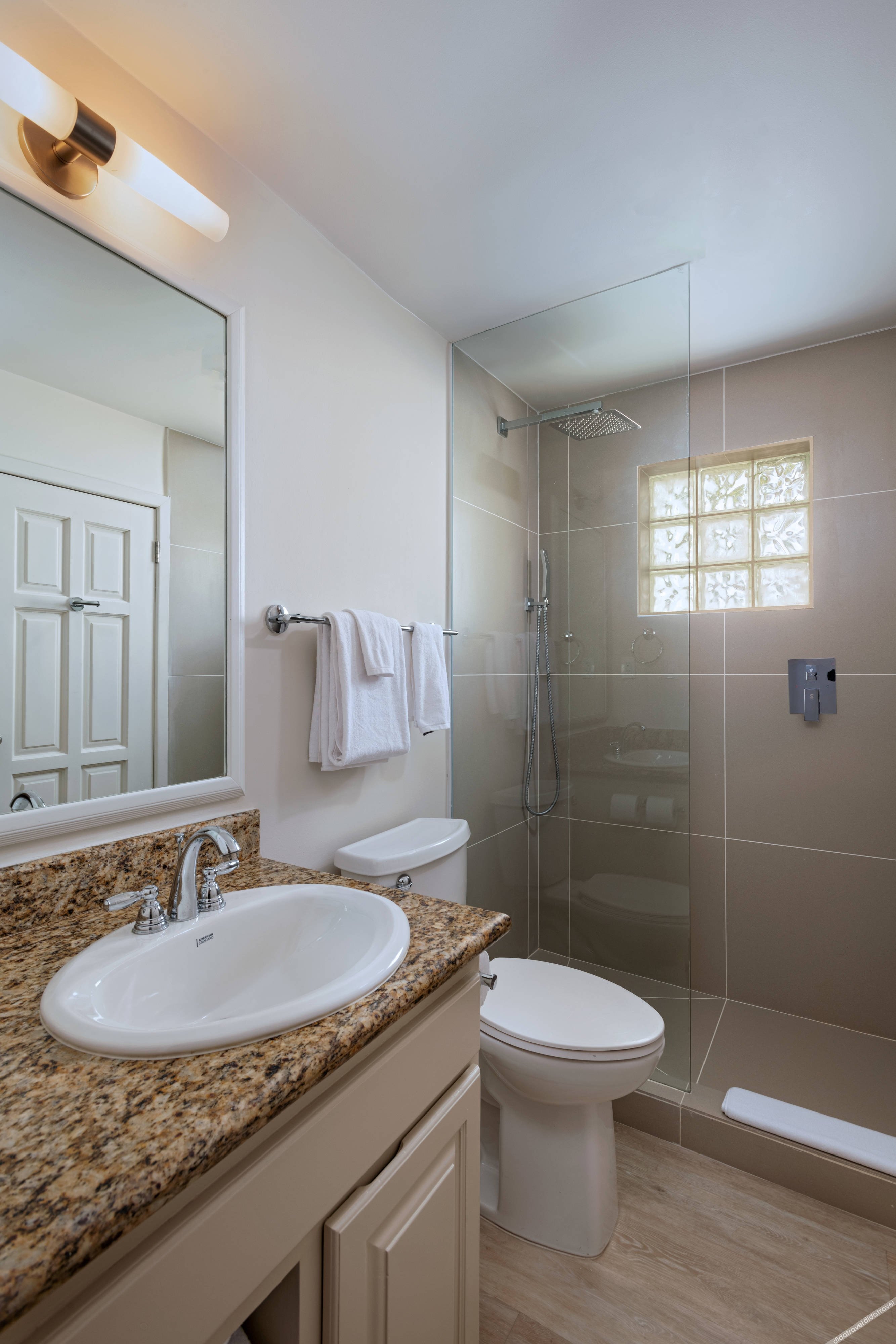 海滨礁石房，2卧室套房，卧室1：1张特大床，卧室2：1张大床，阳台