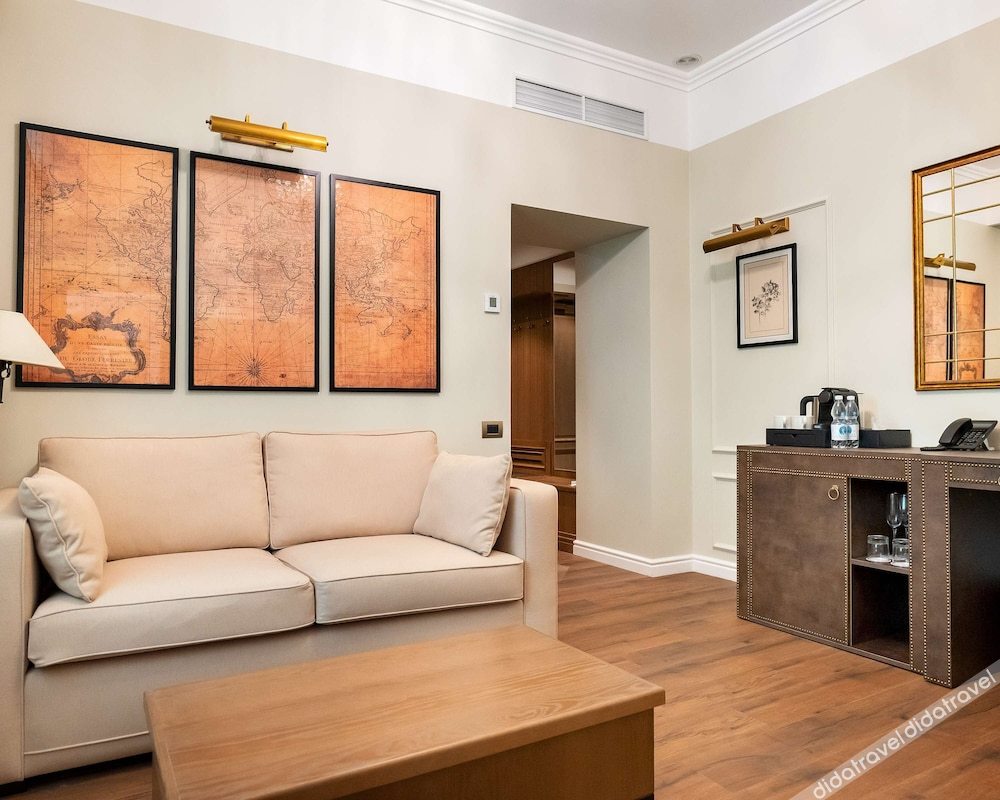 豪华套房（1张特大床，带浴缸、客厅）