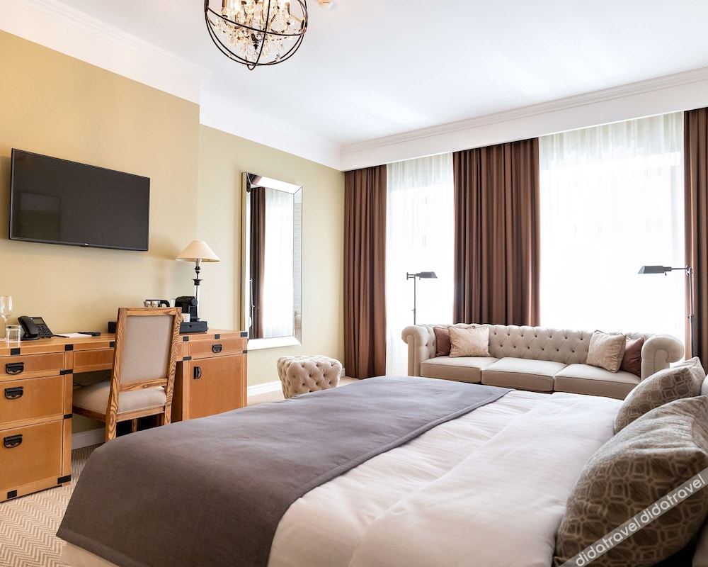 高级房, 1 张特大床,城市景观