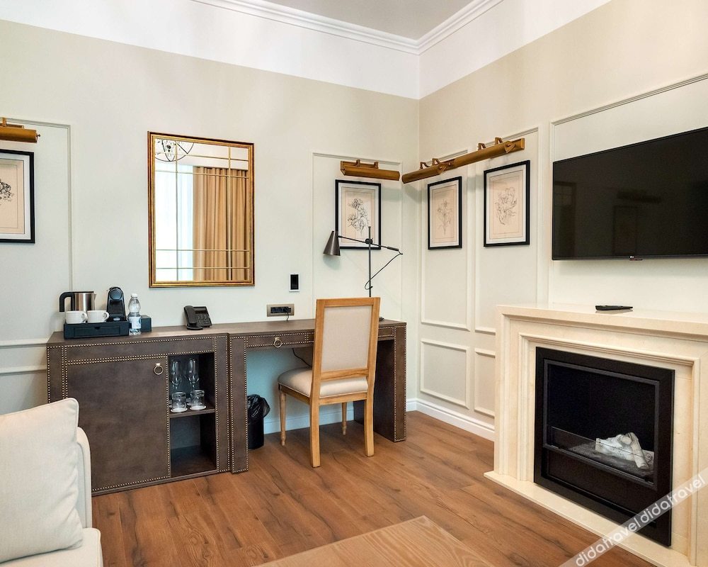 豪华套房（1张特大床，带浴缸、客厅）