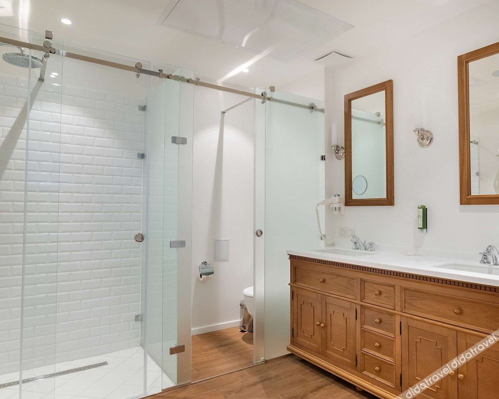 豪华套房（1张特大床，带浴缸、客厅）