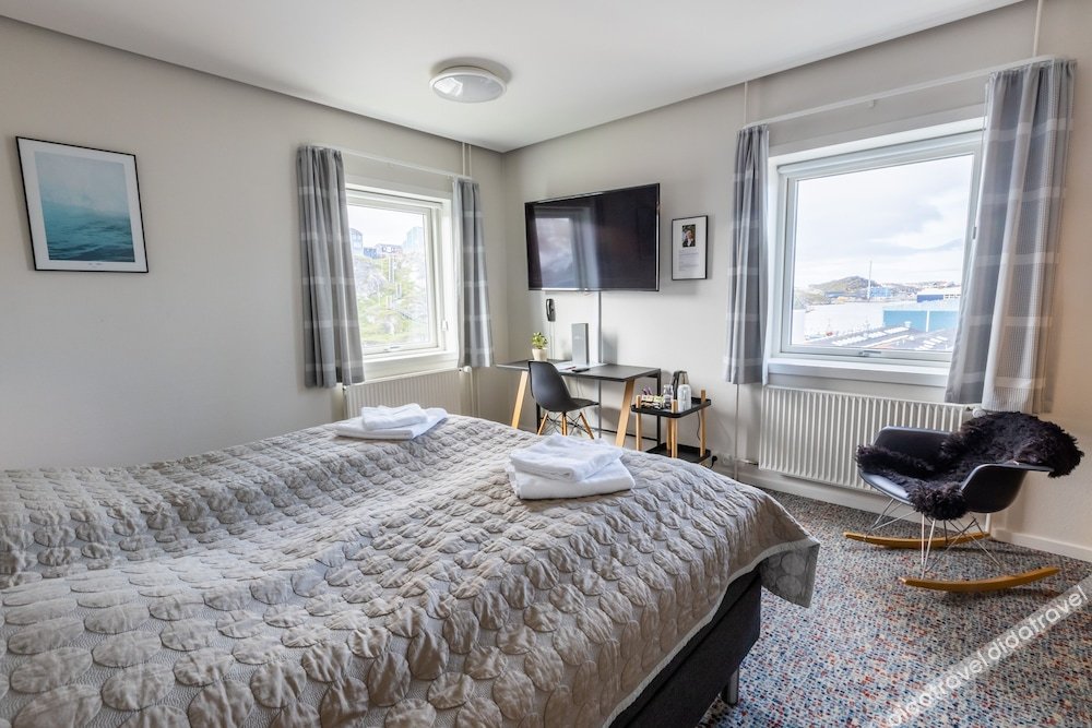 设有私人浴室的豪华双床间