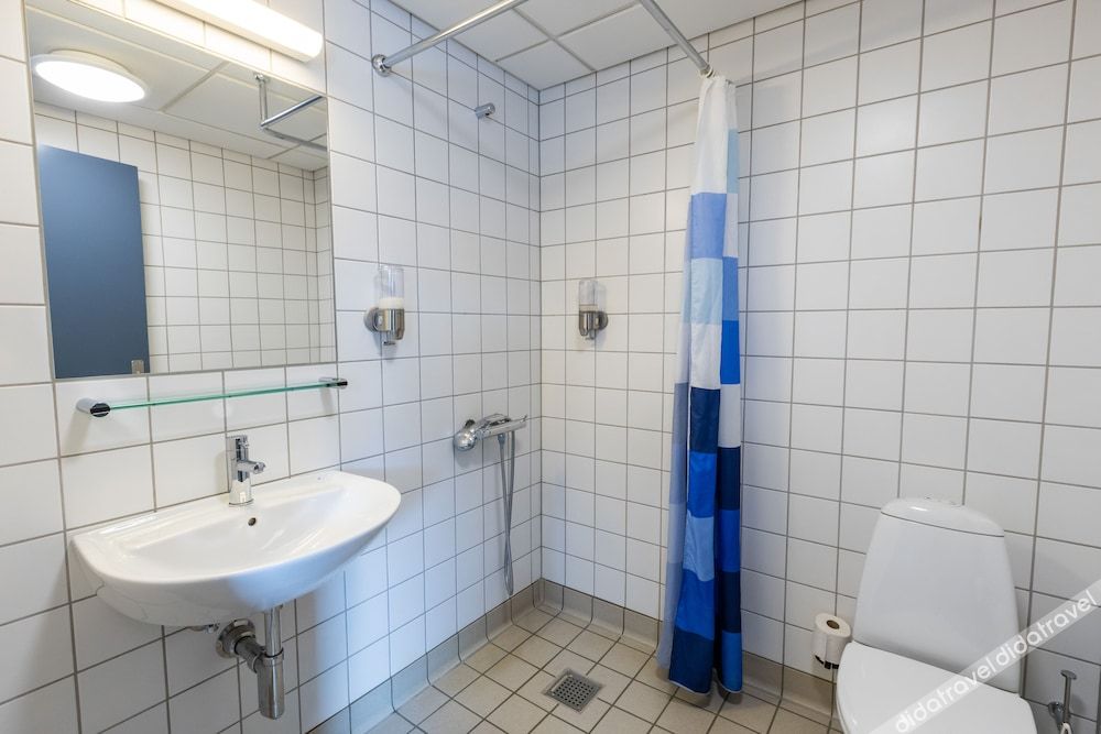 设有私人浴室的豪华双床间