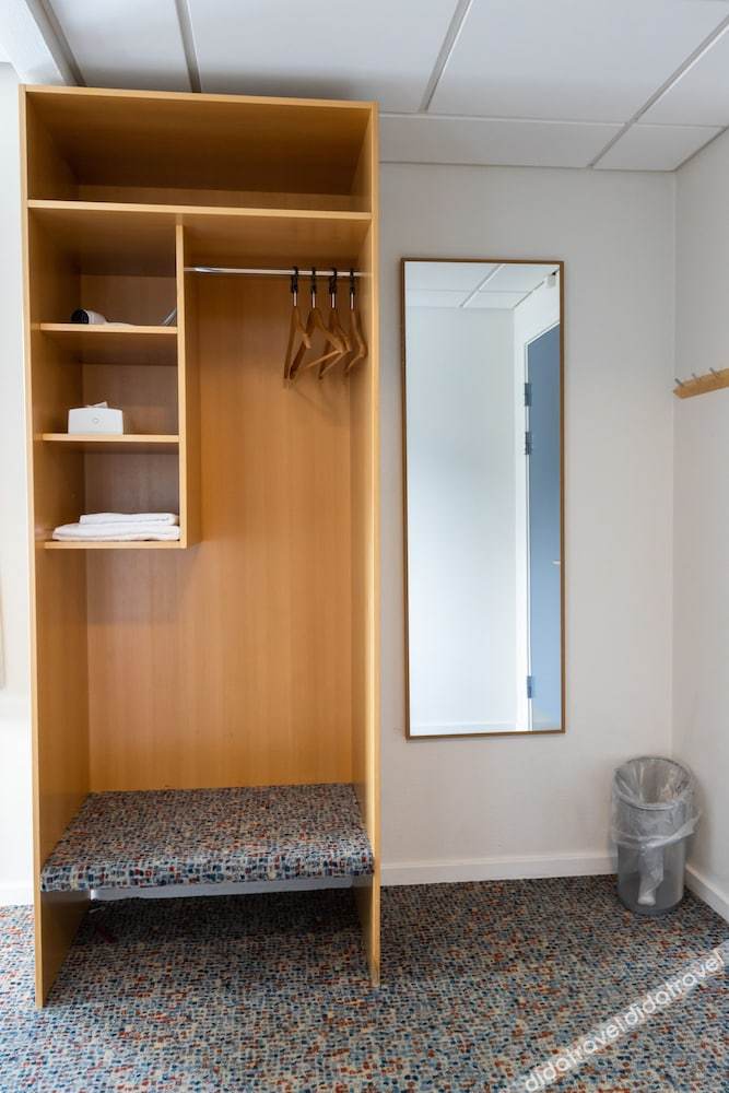 设有私人浴室的豪华双床间