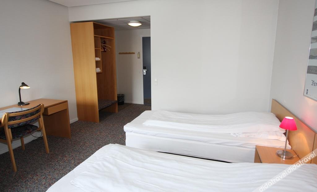 设有私人浴室的豪华双床间