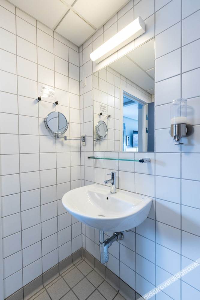 设有私人浴室的豪华双床间