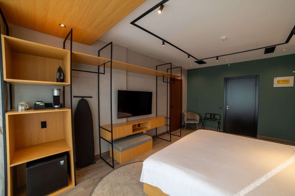 标准房间，1张特大床，无障碍，禁烟（步入式淋浴）