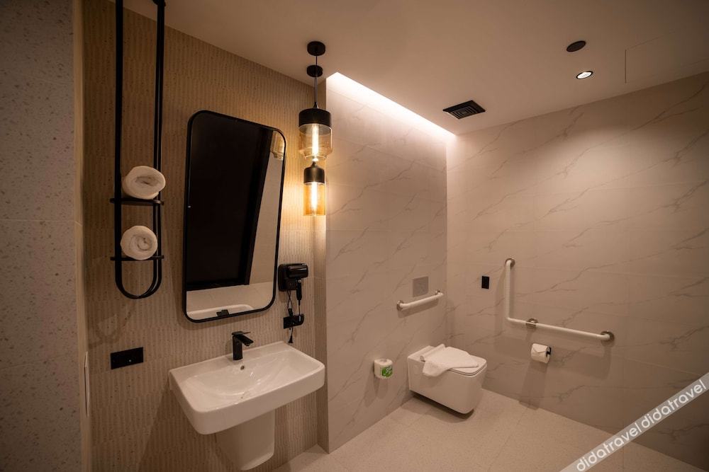 标准房间，1张特大床，无障碍，禁烟（步入式淋浴）