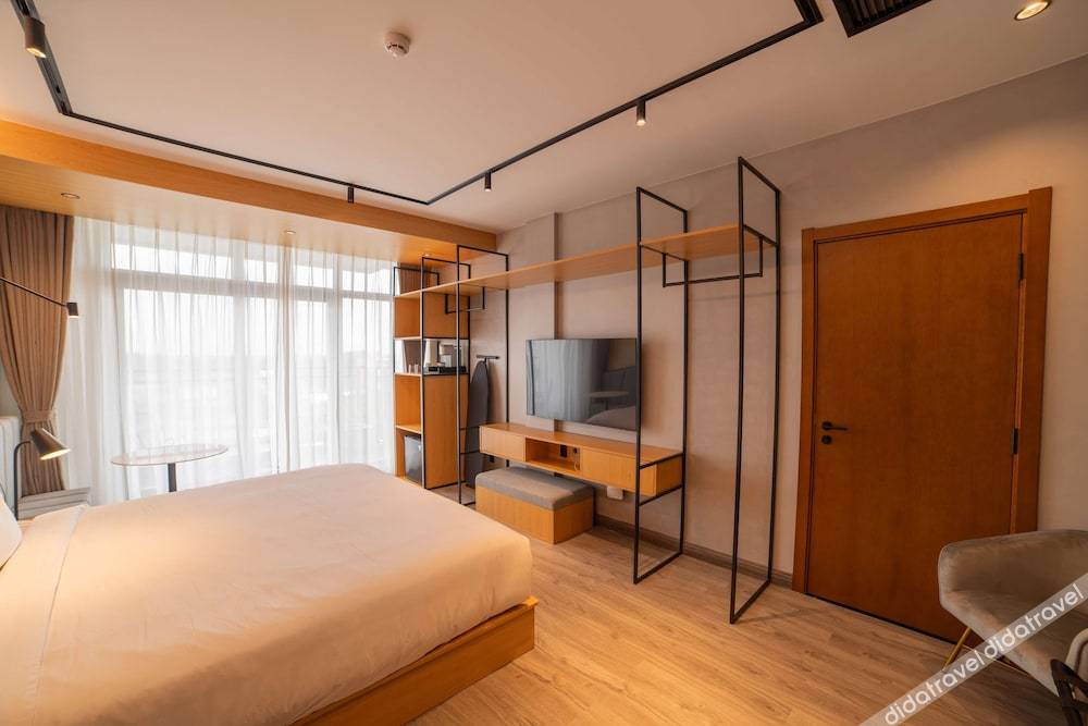 标准房间，1张特大床，无障碍，禁烟（步入式淋浴）