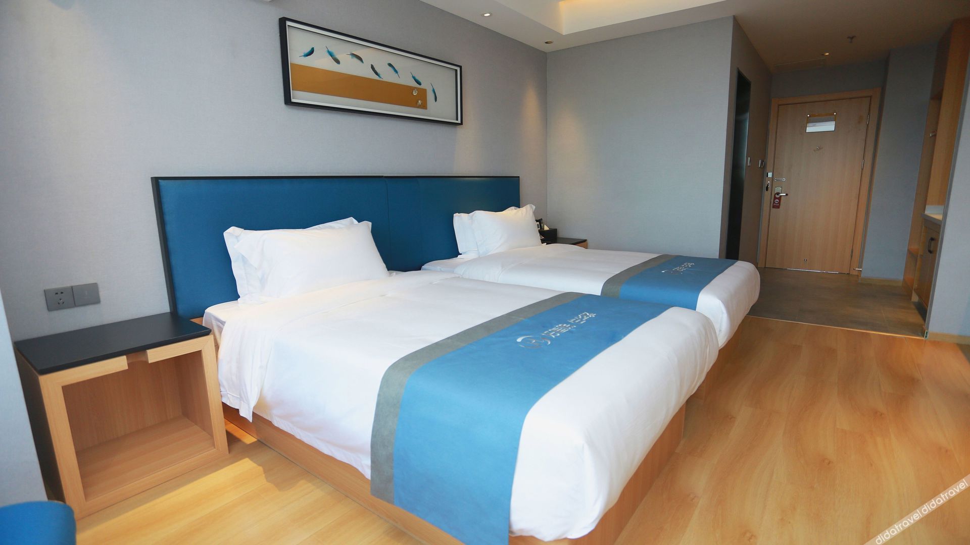 Huaying Select Hotel (Yuhuang Temple Shengkai Square Branch) - Tap to explore photos